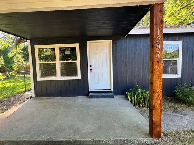 Photo - 4 Bedroom 2 Bath With Large Yard