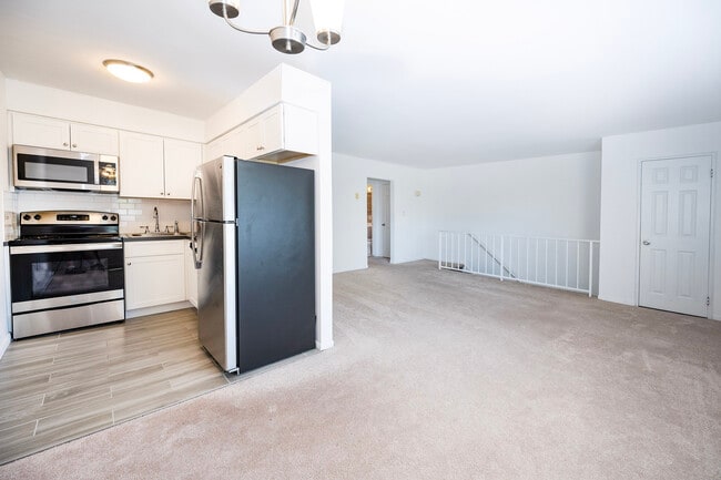 Kitchen - 3.5 Room, 1 Bed, 1 Bath - Towne Mews