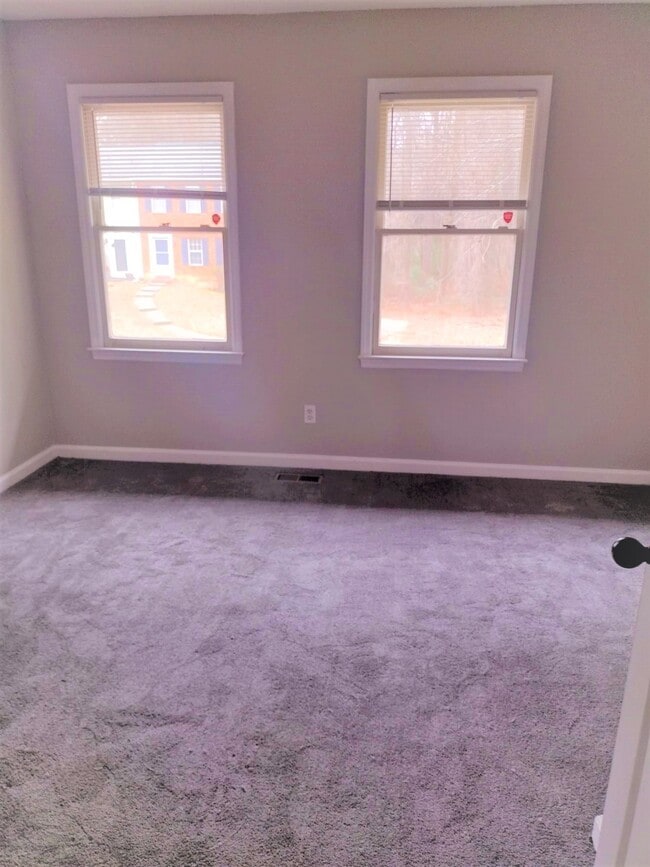 Photo - 275 Juliet Ln SW