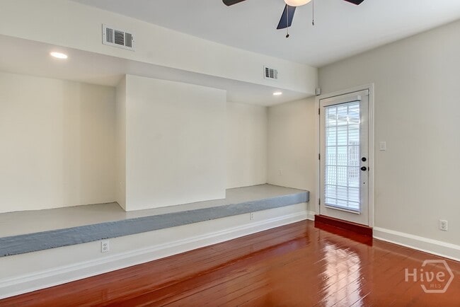 Photo - 303 W Henry St