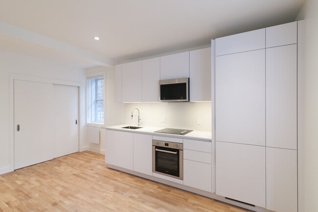 Building Photo - 2060 Rue du Fort Unit 1