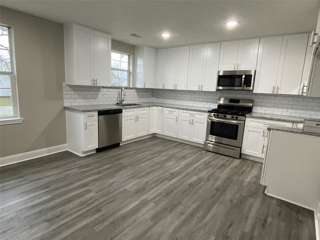 Photo - 602 Majestic St