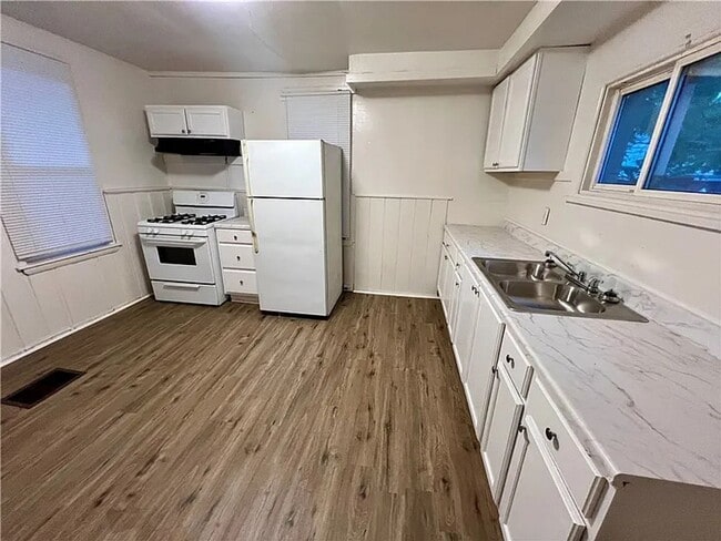 Photo - Move in Ready 4 Bedroom 1 1/2 bath house Available