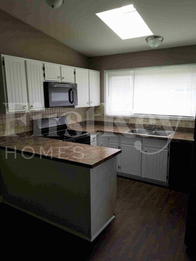 Photo - 185 Paramount Dr