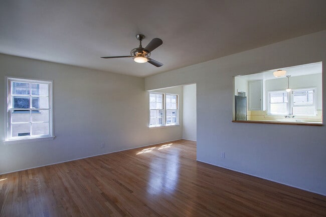Living room - 819 E Edgeware Rd