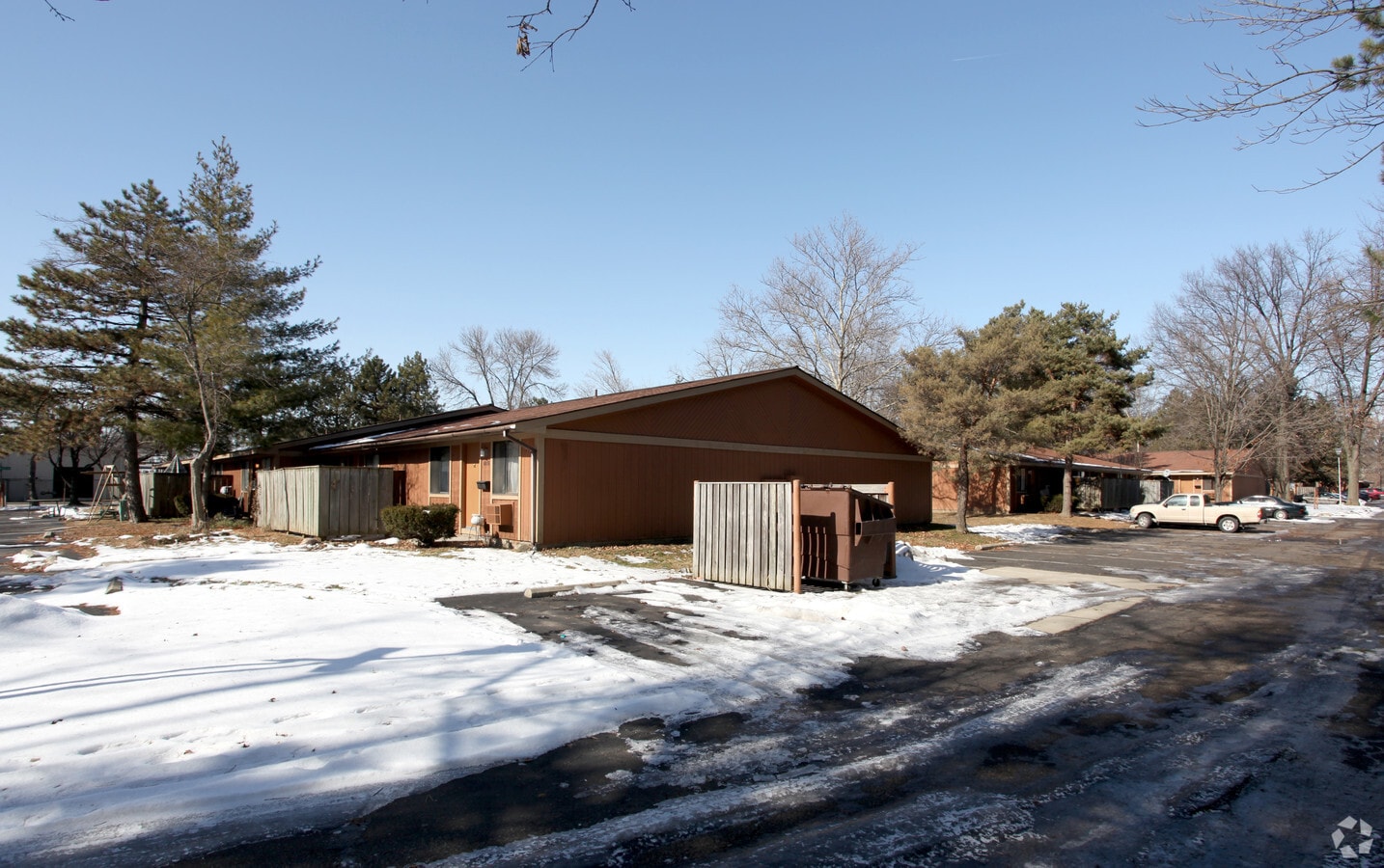 Country Club Apartments - Country Club Apartments