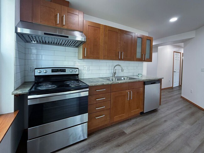 Photo - 5912 Shaffer Ave S