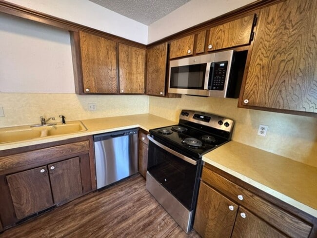 Photo - 2 Bedrooms, 1 1/2 baths and a 1 car garage duplex for rent in SW OKC near SW 89th and Penn!