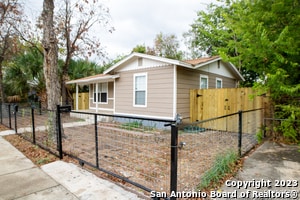 Photo - 415 Riddle St