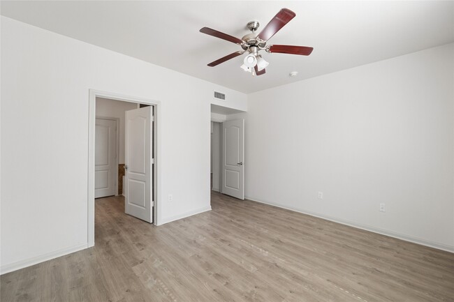 Building Photo - 11925 Jones Rd Unit 2106