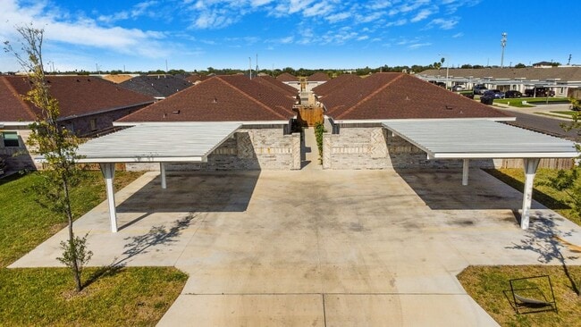 Building Photo - 904 W Mahala Ave