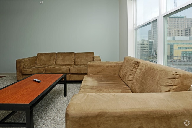 2HAB, 2BA - 974sf área de la sala de estar - Union at Midtown