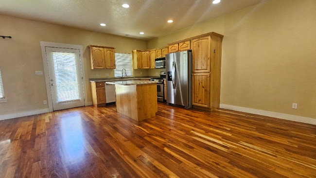 Photo - 2718 N Elm Dr
