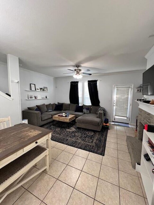 Photo - Luxury Living in North Austin / Condominiu...