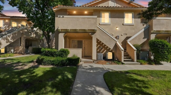 Building Photo - 2 BEDROOM DOWNSTAIRS END UNIT WITH PATIO