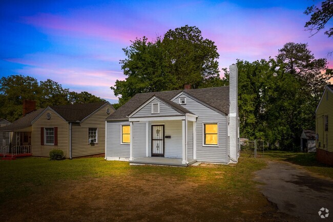 Building Photo - Charming and Newly Renovated 3 Bedroom 1.5... Rental