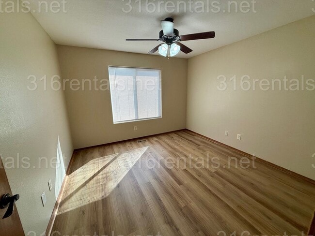 Photo - $1575 - 4 bedroom/ 2 bathroom - Gorgeous n... Unit 2328