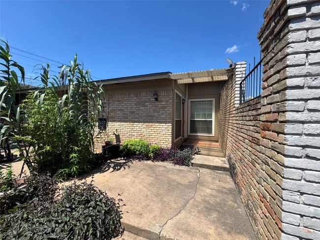 Building Photo - 3428 Willowrun Dr Unit 1