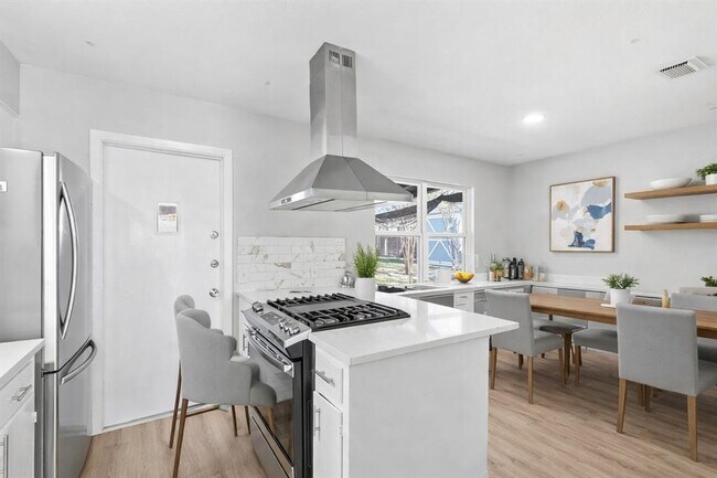 Photo - 404 Seminole Dr