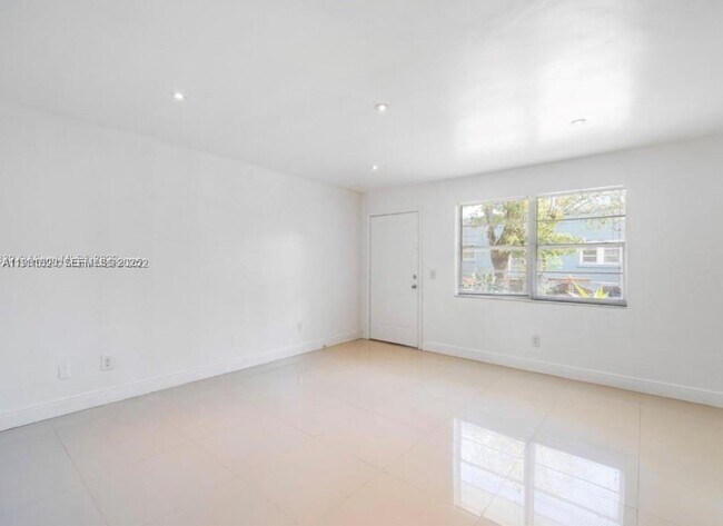 Photo - 552 NE 61st St Unidad 4