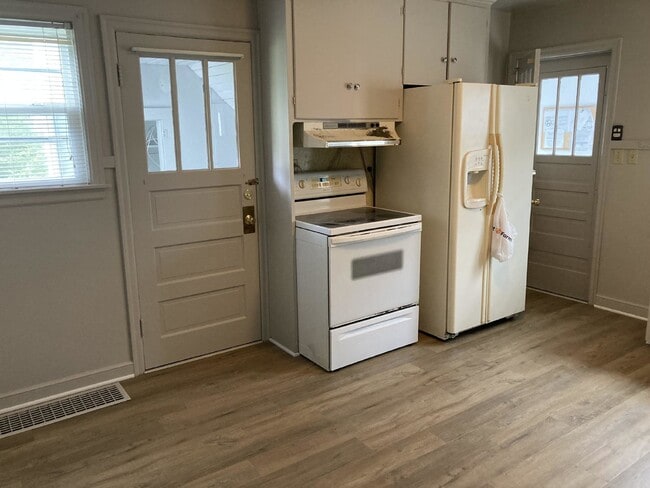Photo - 2 Bedroom, 1 Bathroom Lower Unit in Downto...