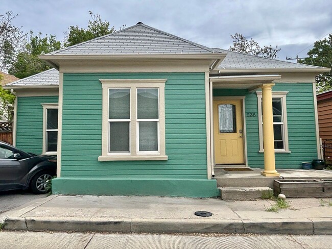Building Photo - Darling Cottage Near the UofU!