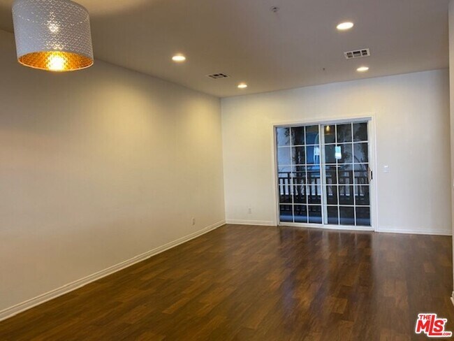 Photo - 5248 Satsuma Ave Unidad 2