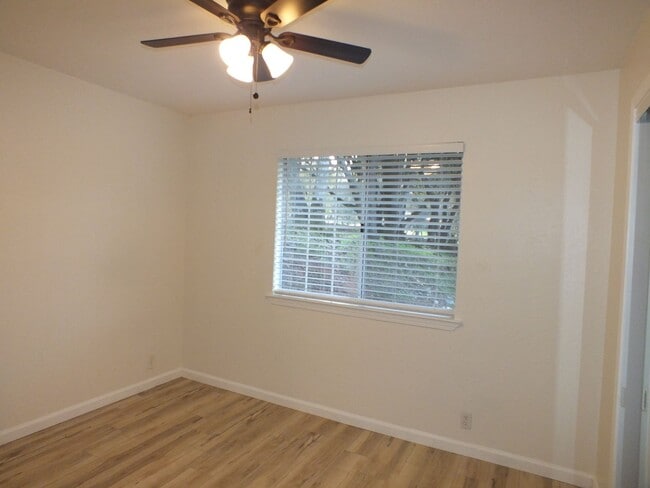 Photo - 2/1 1200 sf Rescue retreat - water included!