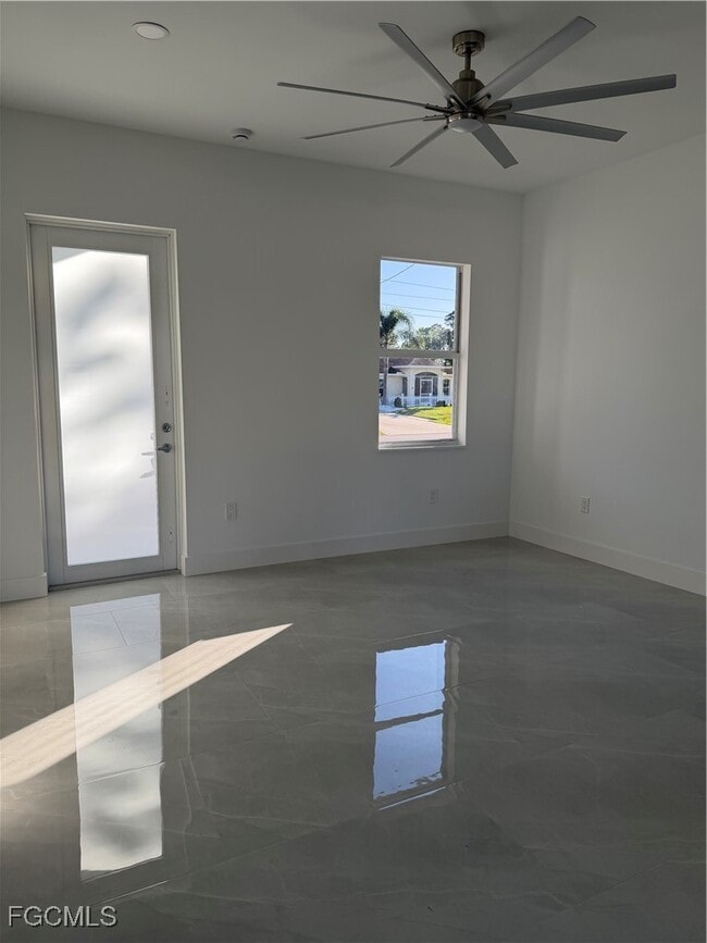 Photo - 1037 Macy St E