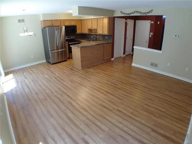 Sala de estar y cocina (primer piso) - 1730 Falcon Dr