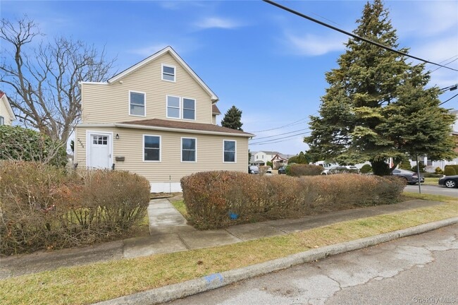 Building Photo - 2984 Dorlon Pl Unit Upper