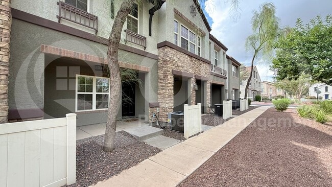 Photo - 2222 E Huntington Dr