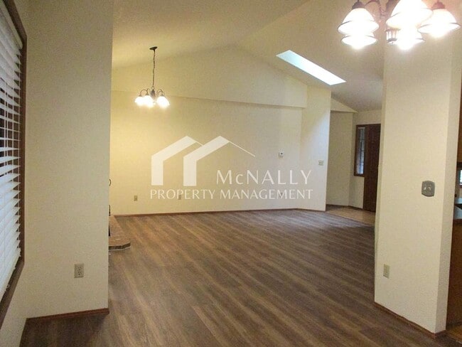 Photo - Spacious 4-Bedroom Home in Briarwood Hollow