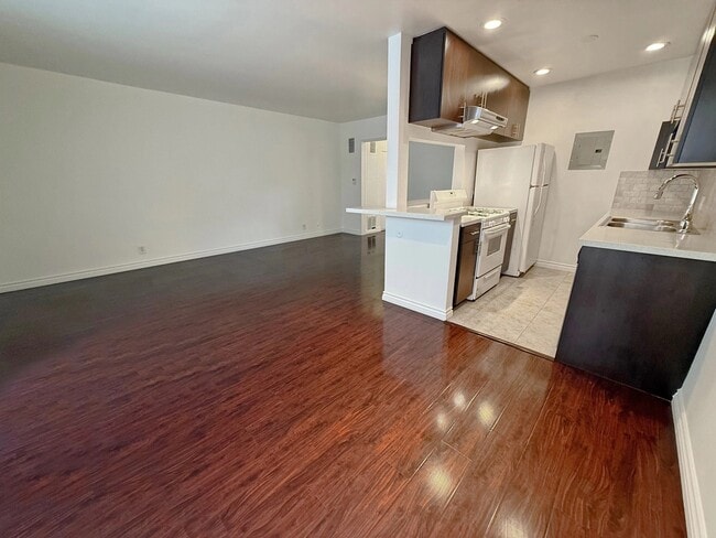 Photo - 536 N Sweetzer Ave Unit 3