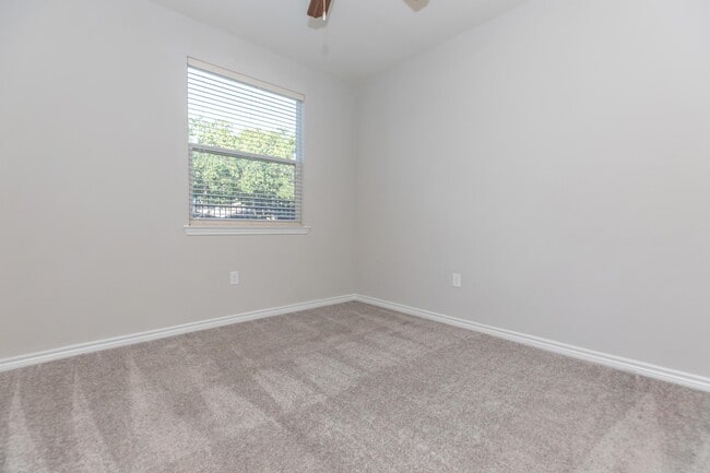 Photo - Move In Now & Enjoy 1 Month Free! Unidad AAK