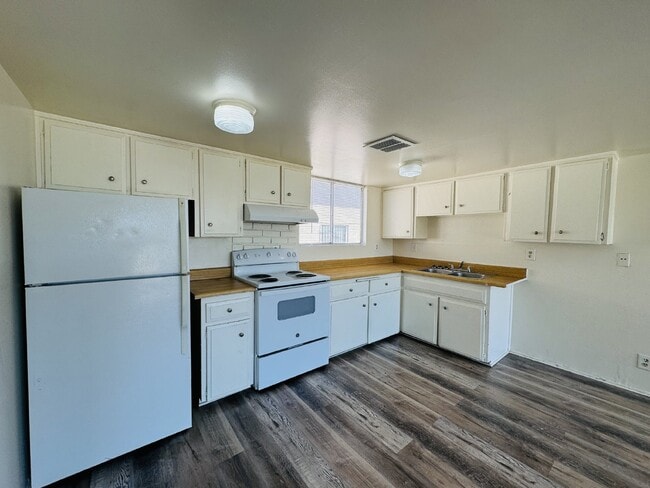 Building Photo - Conveniently Located Downstairs 2 bed, 1 b... Unit #D Rental