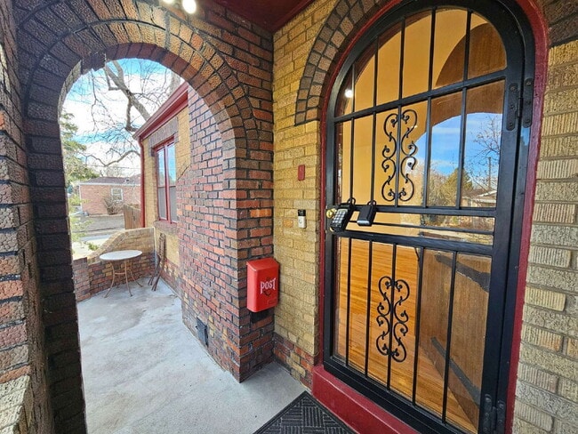 Building Photo - 1401 Roslyn St