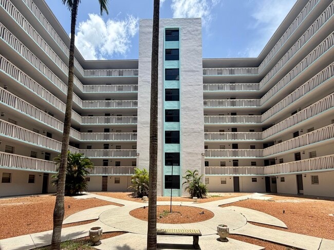 Building Photo - 15600 NW 7th Ave Unit 303