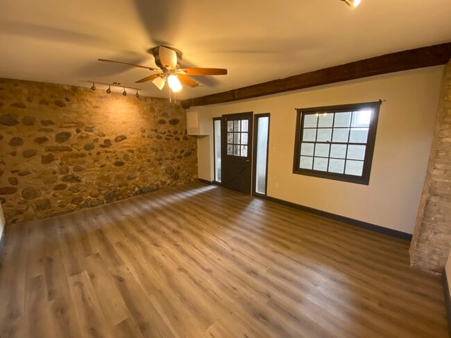Building Photo - 137 N Main St Unit 3 Rental