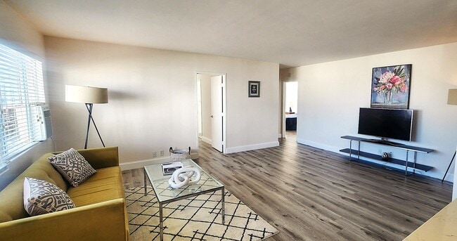 2 BED 1 BA LIVING ROOM