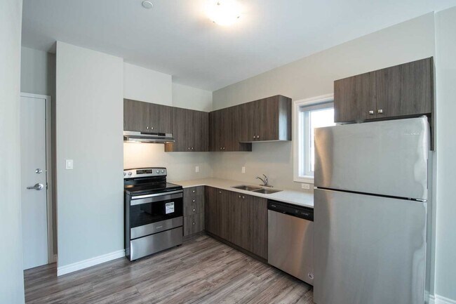 Photo - 143 Bloor St W