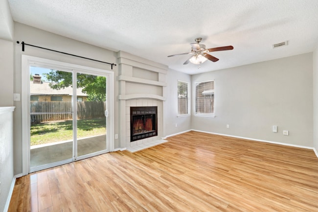 Photo - 2102 Bluebonnet Dr