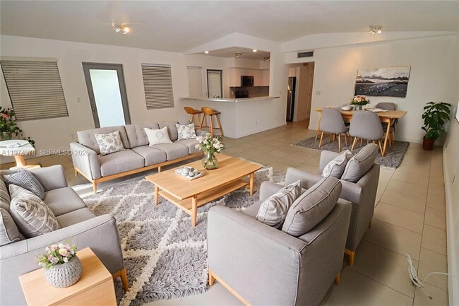 Building Photo - 6835 Rue Versailles Dr Unit 205