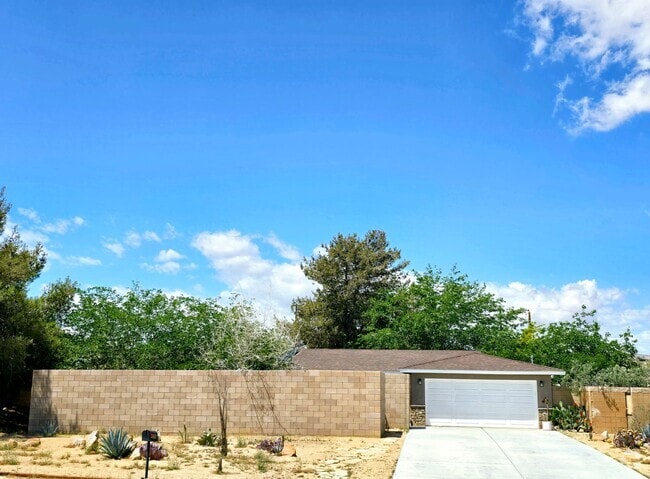 Building Photo - Stunning 3 Bedroom 2 Bathroom Home in Yucc...