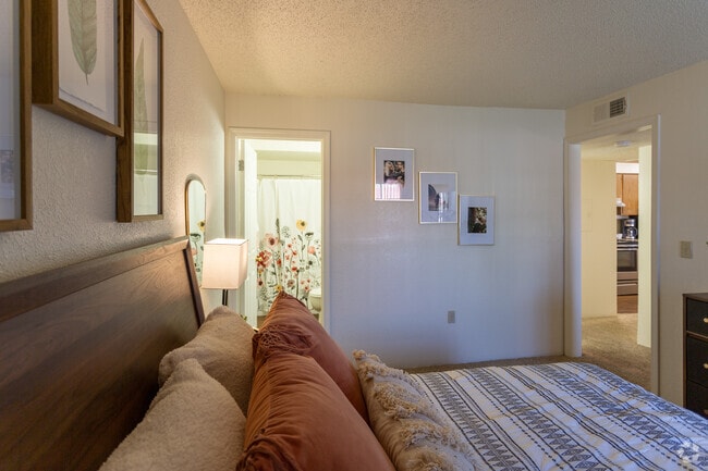 2BR, 2BA - 900 SF