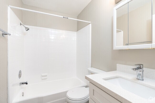 2BR, 2BA - 1,050SF - Bathroom