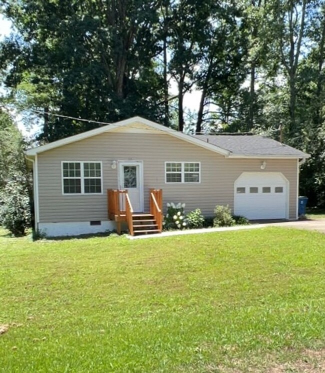 Neat and Clean 3 Bedroom 2 Bath Home - Neat and Clean 3 Bedroom 2 Bath Home