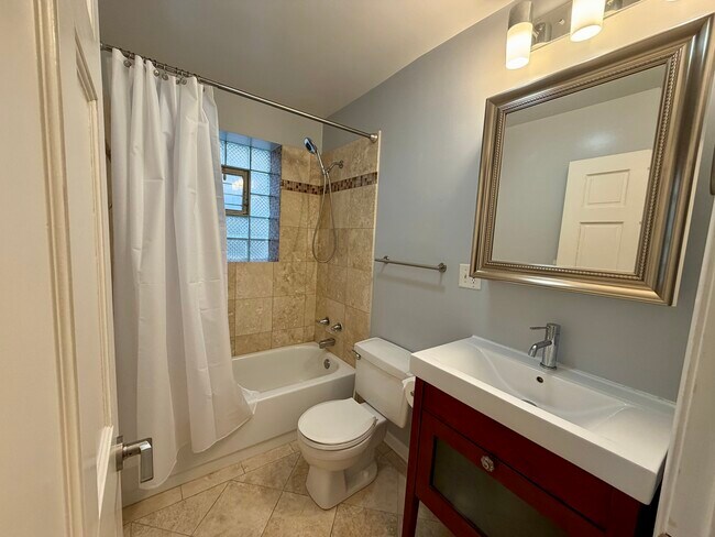 Photo - 1350 N Leavitt St Unit 2