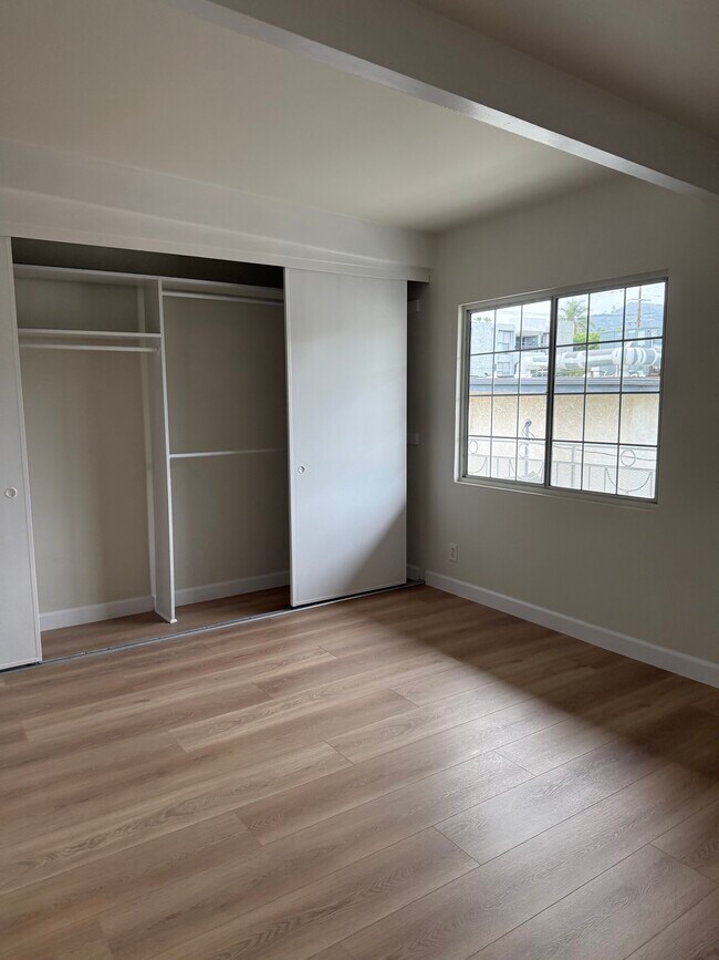 Photo - 1929 N Commonwealth Ave Unidad 2024-7