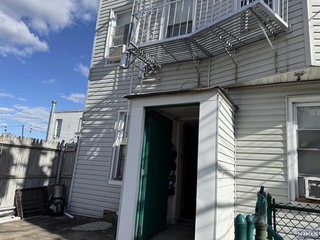 Building Photo - 6101 Newkirk Ave Unit #3